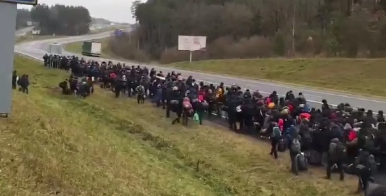 Калона людзей рухаецца па трасе М6 / Скрыншот відэа​