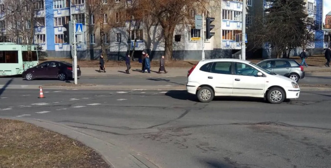 Школьніца ў Мінску спяшалася на тралейбус і трапіла пад машыну