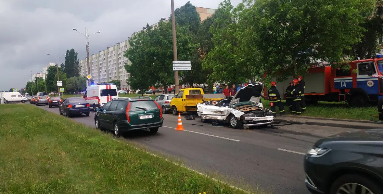 BMW наляцеў на прыпаркаваныя Iveco і Volkswagen, загінулі два пасажыры