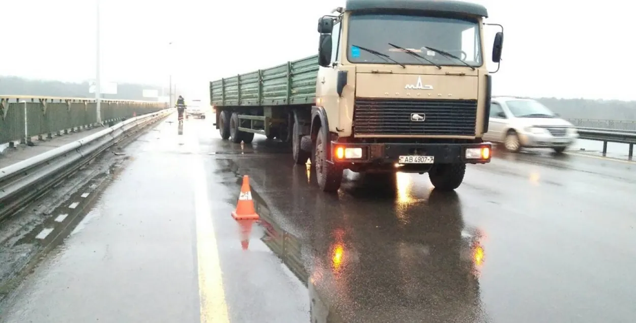 На МКАД хлопец кінуўся пад грузавік