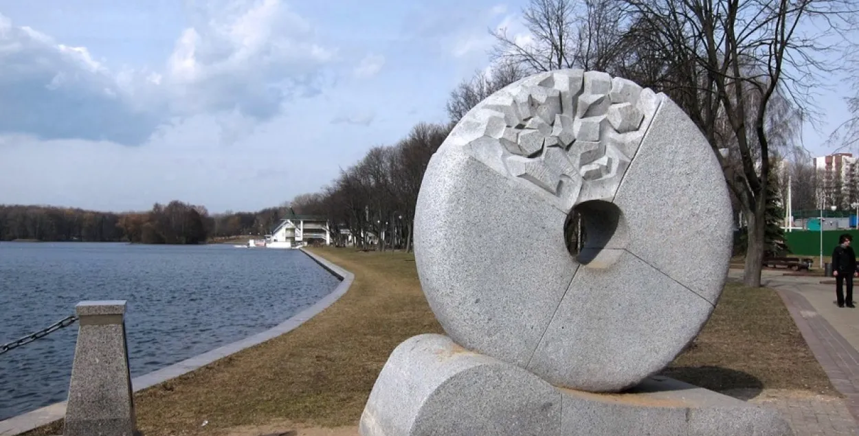 Скульптура мельницы Менеска в районе бывшей реки Переспы в Минске. Фото из соцсетей​