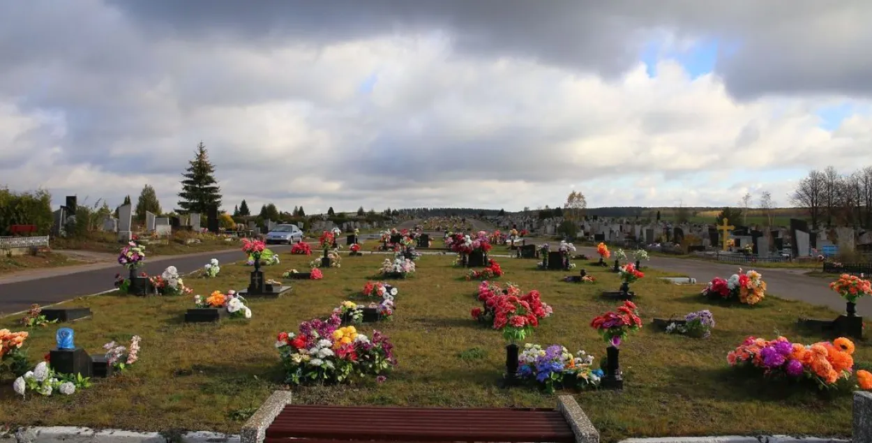 Бухгалтарку з Баранавічаў падазраюць у крадзяжы надмагільных плітаў
