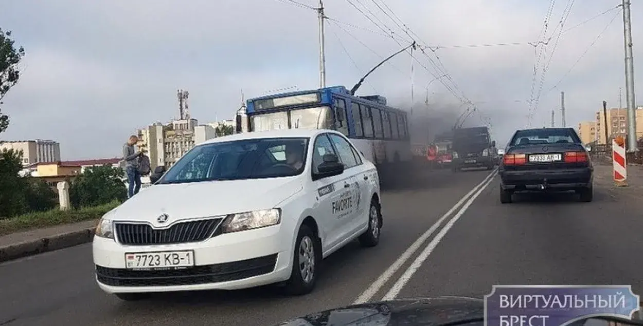 У Брэсце на мосце загарэўся тралейбус (фота)