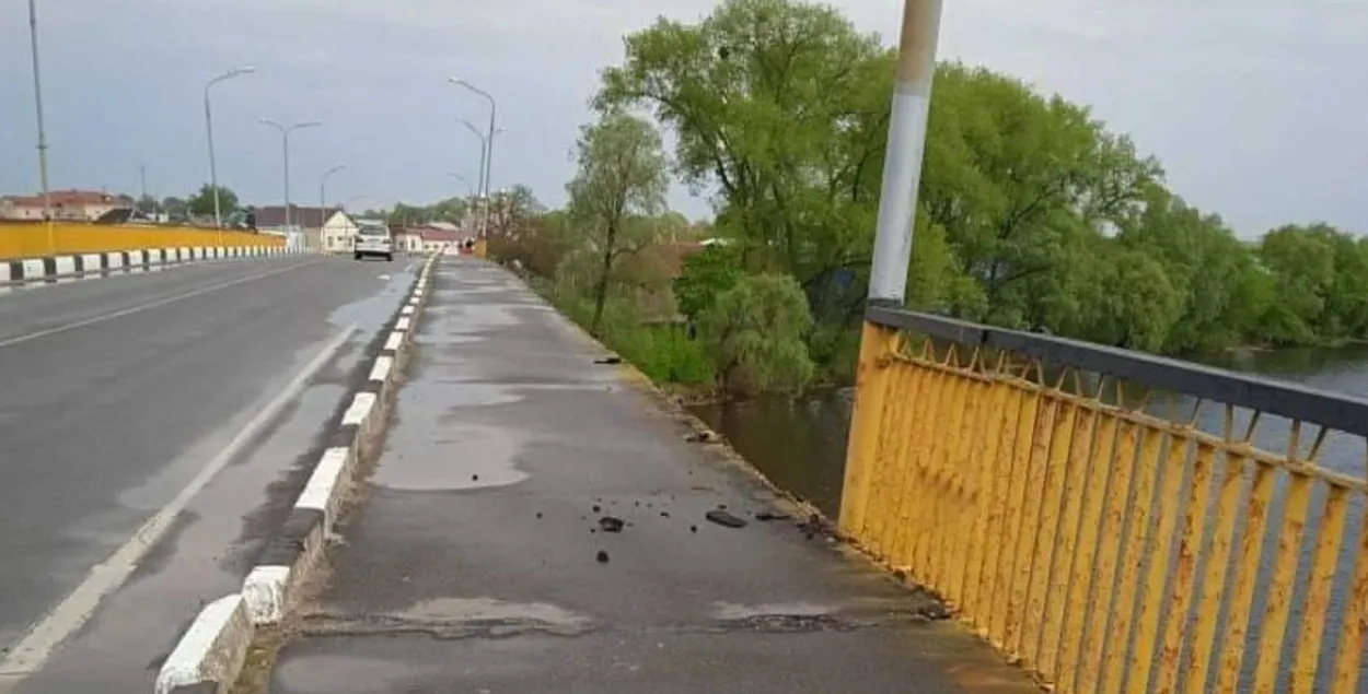 У Давыд-Гарадку з моста ў Гарынь "ад ветру" ўпалі парэнчы і слуп