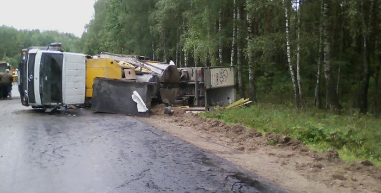 Пад Навагрудкам мукавоз насмерць збіў на ўзбочыне кіроўцу грузавіка (фота)