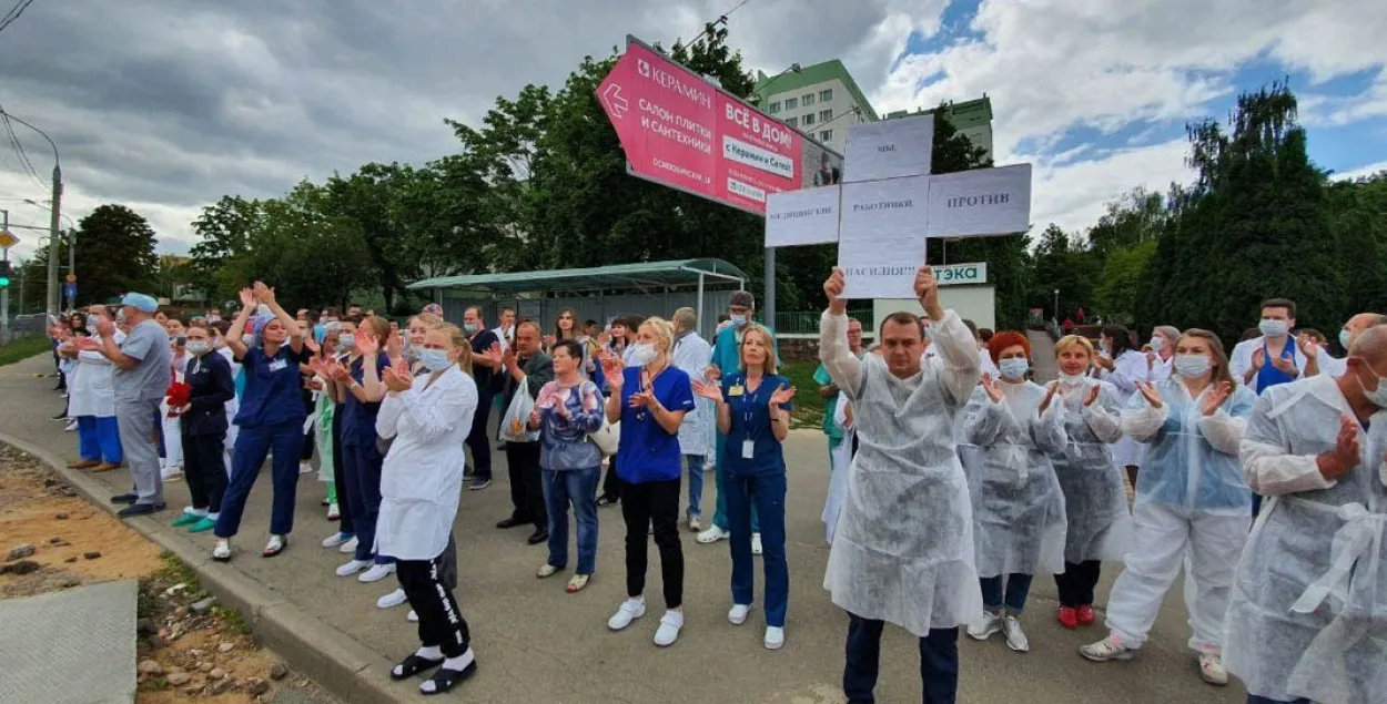 Медыкі пратэстуюць супраць гвалту сілавікоў па ўсёй краіне