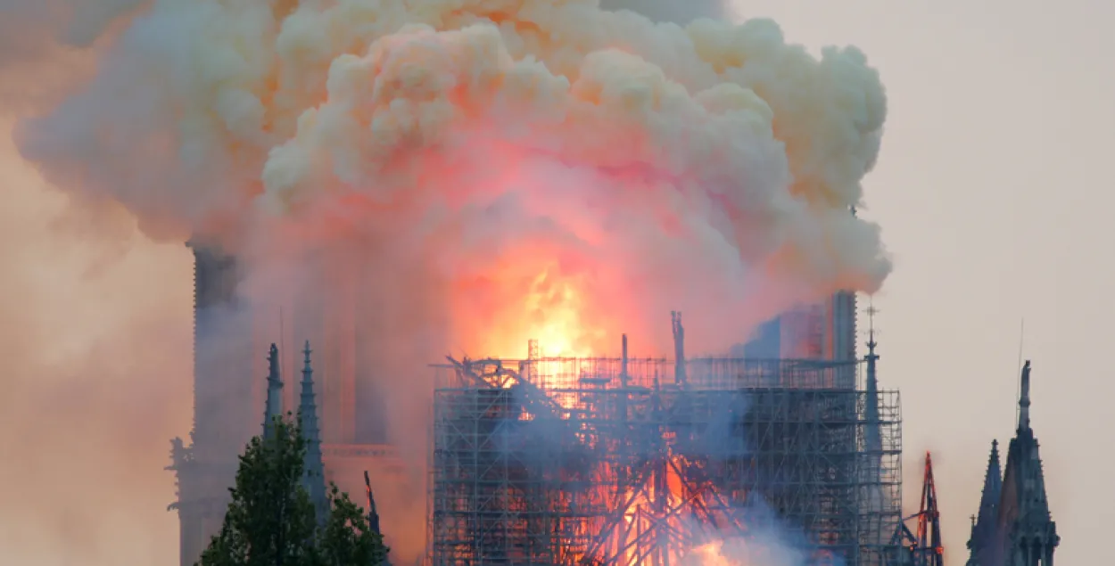 Абваліўся шпіль сабора Парыжскай Божай Маці (відэа)