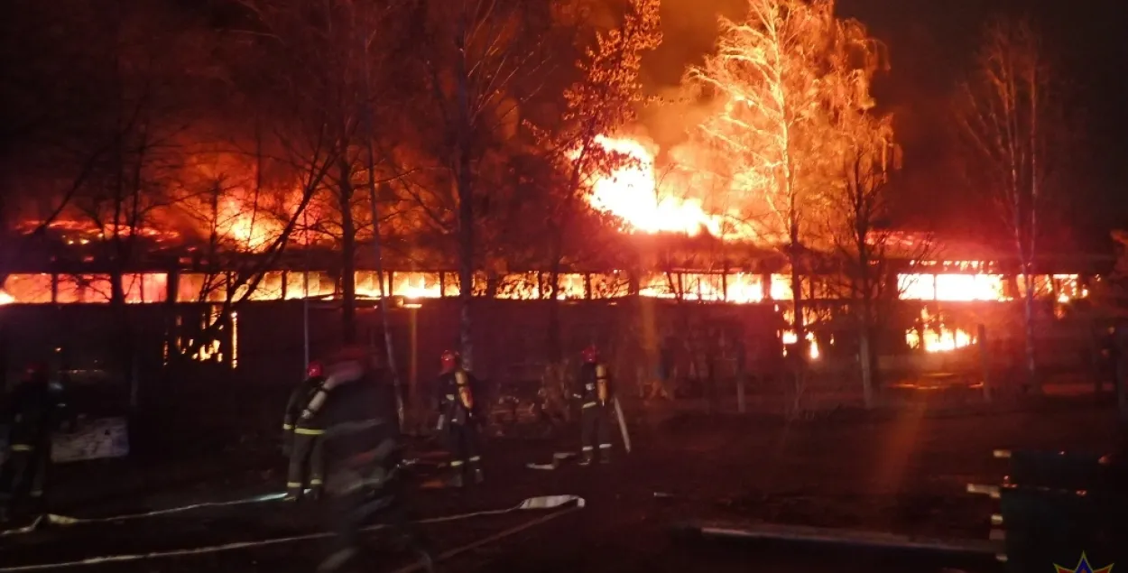 У Гомелі буйны пажар знішчыў склад будматэрыялаў