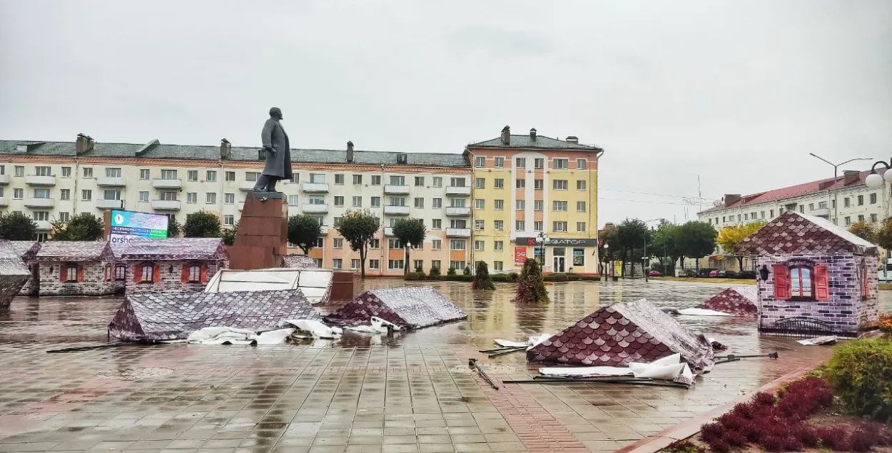 Вецер зламаў гандлёвыя палаткі на цэнтральнай плошчы горада /&nbsp;@orshaeu
