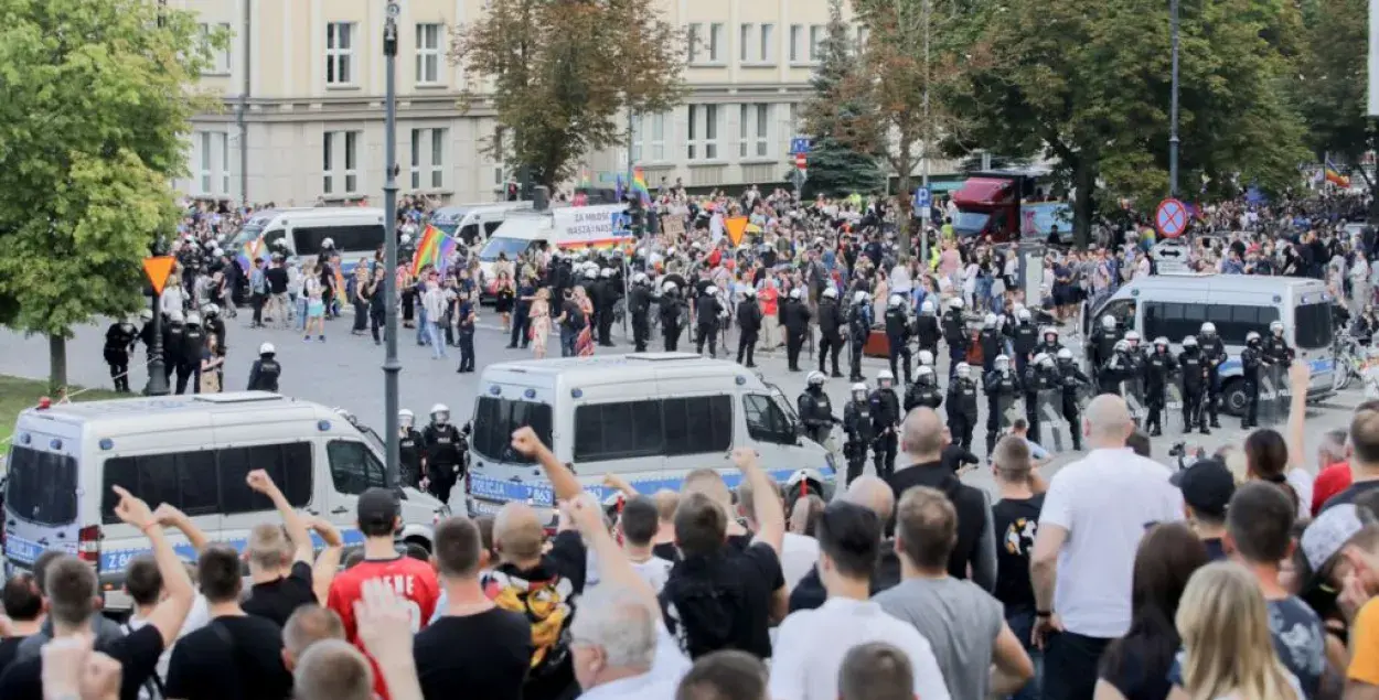 У Беластоку прайшоў гей-парад, паліцыя стрымлівала яго праціўнікаў