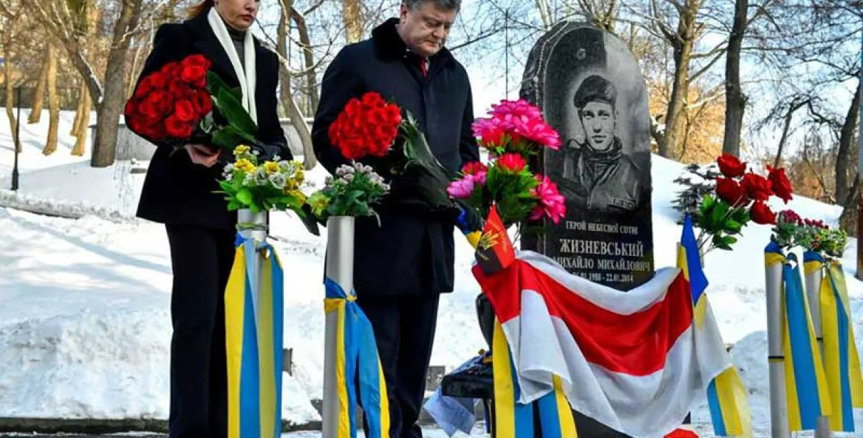 Пётр Парашэнка прынёс кветкі да помнікаў Жызнеўскаму і Нігаяну 