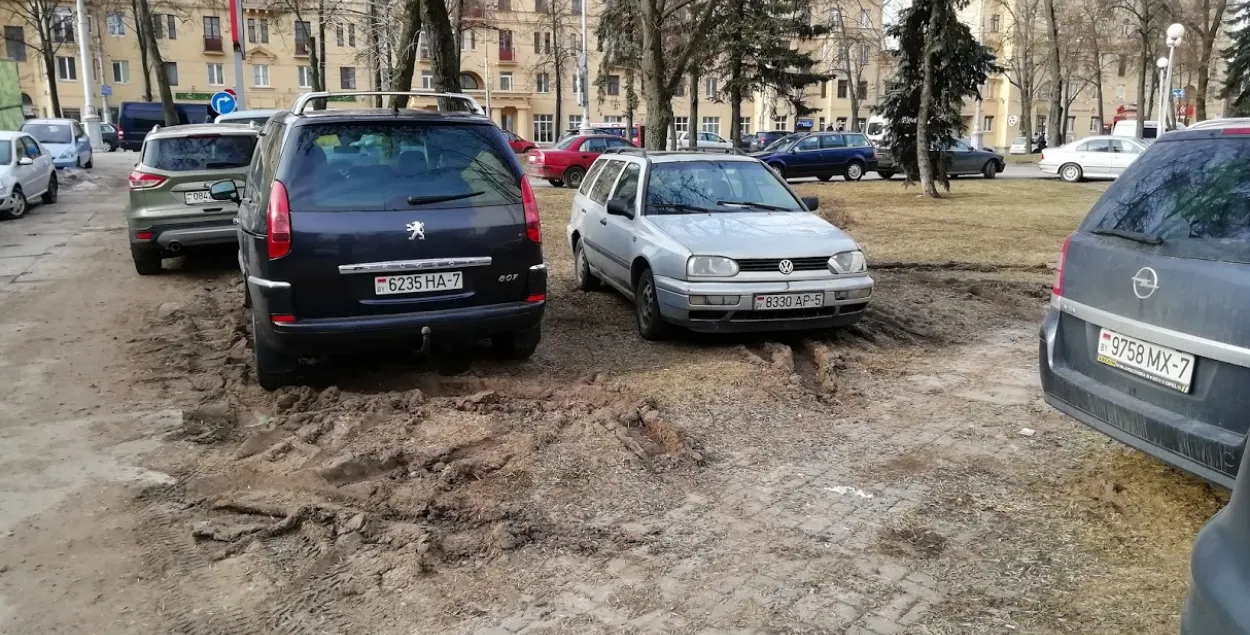 Фото дня: как “паркуны” вспахали газон возле здания МАРТ и Минспорта