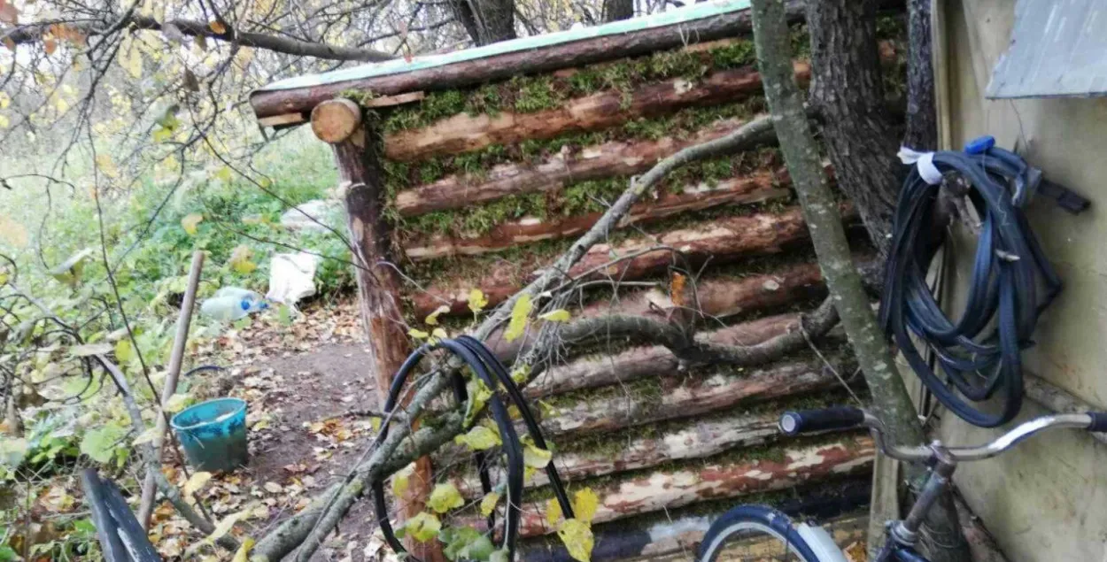 У лесе пад Рагачовам у зямлянцы затрымалі мужчыну, які "партызаніў" 6 гадоў