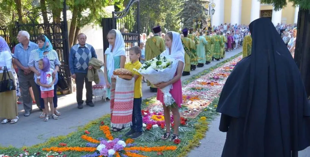 У Гомелі мітрапаліта Паўла сустрэлі дываном з жывых кветак