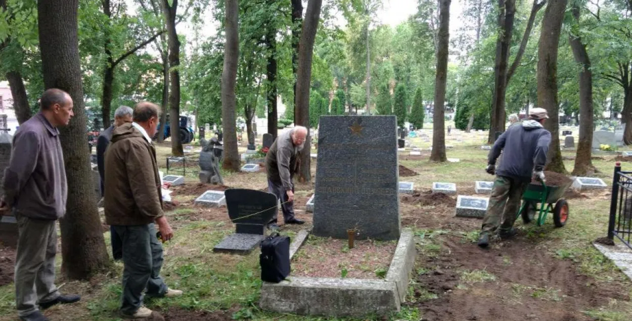 Могілкавыя гісторыі. Як з Вайсковых могілак знікаюць магілы, а Мінкульт маўчыць