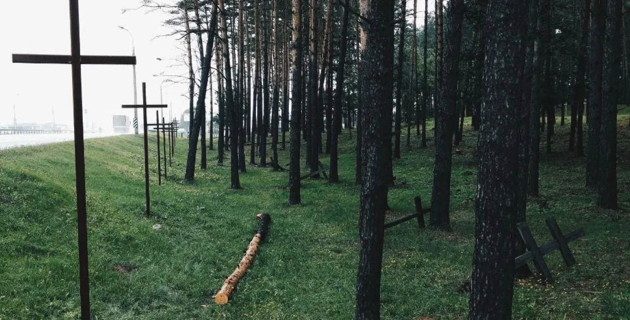 У Курапатах мяняюць старыя драўляныя крыжы на новыя металічныя (фота)