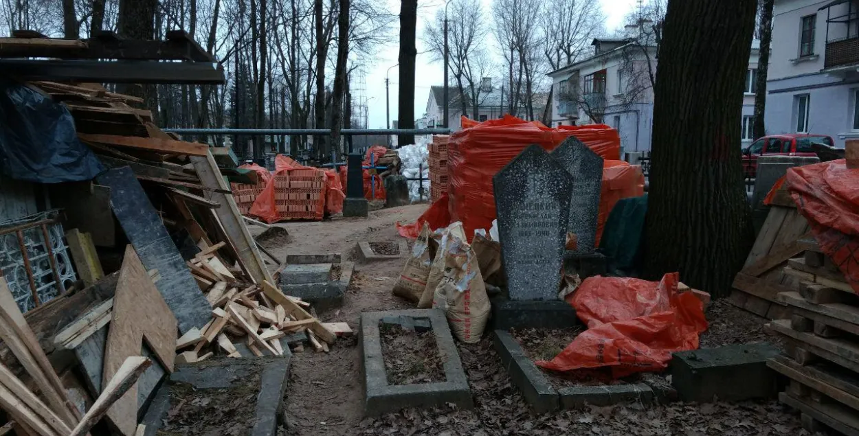 На Вайсковых могілках рамонт будынка, і будматэрыялы складваюць на магілы (фота)