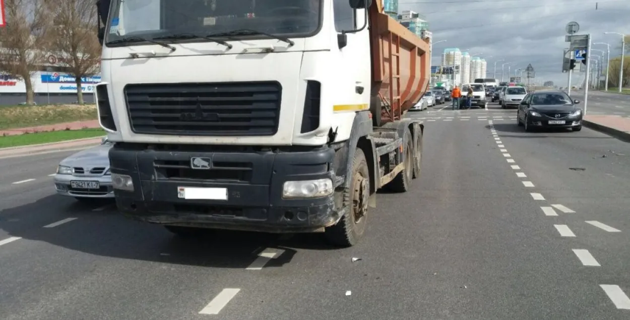 У Мінску ў грузавіка адмовілі тармазы, ён пратараніў два аўтамабілі (фота)