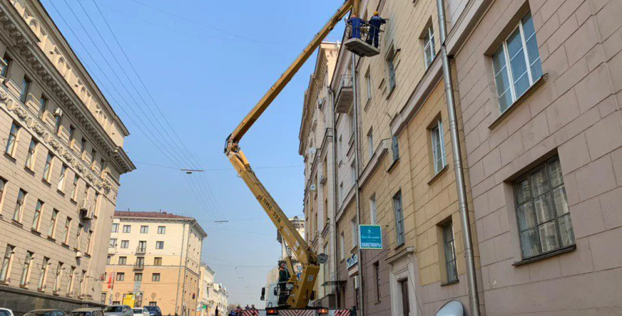 Демонтаж антенн на улице&nbsp;Володарского&nbsp;/ Алексей Карпеко, Еврорадио