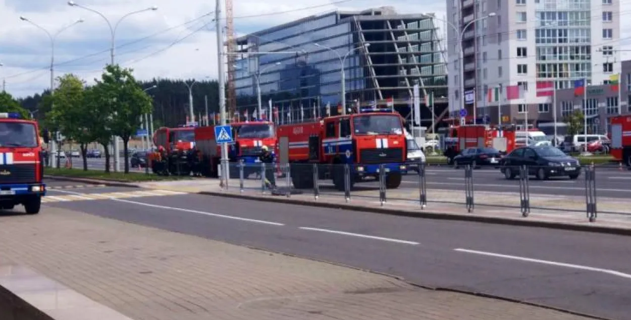 Вход в станцию метро "Восток" закрыт: на месте работаю спасатели