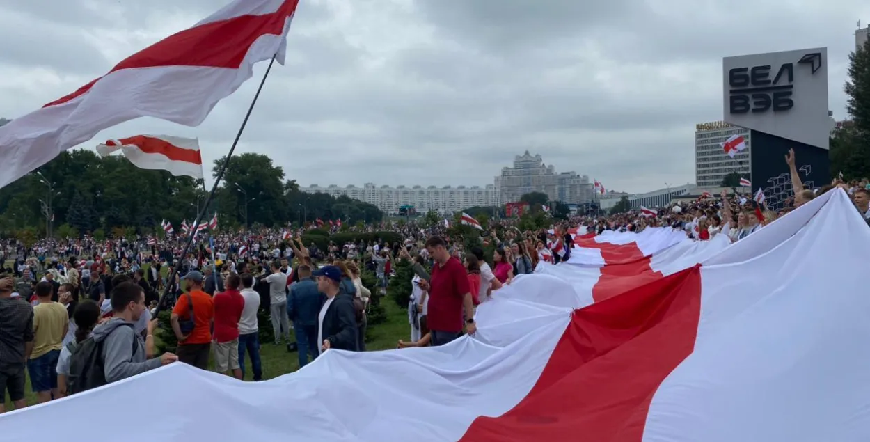 Сілавікі прыйшлі ў дзве крамы, якія гандлююць БЧБ-сцягамі