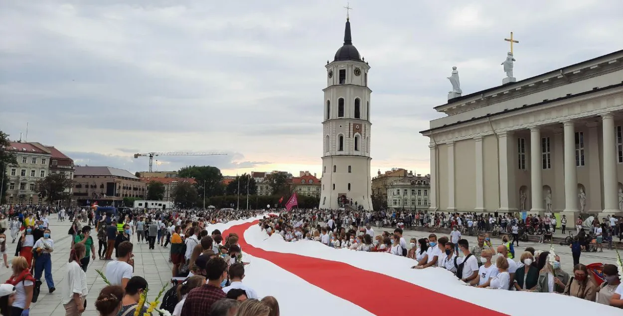 Ланцуг салідарнасці з беларускімі пратэстоўцамі ў Вільні / &quot;Новая газета &mdash; Балтия&quot;&nbsp;