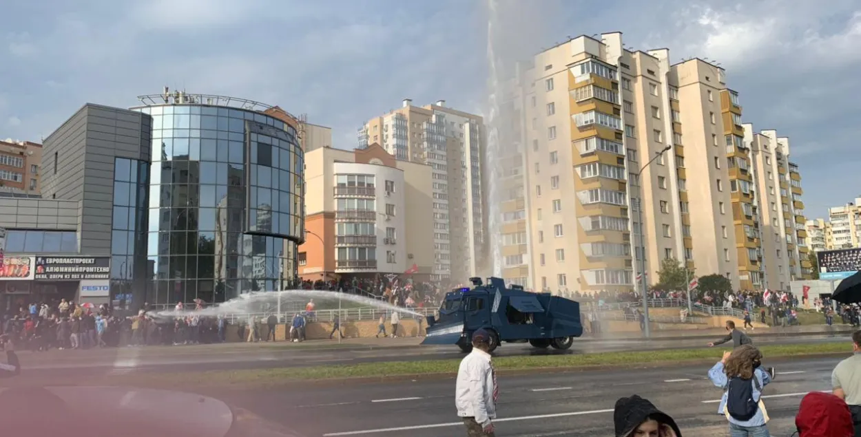 Сломанный водомет на проспекте Победителей 4 октября 2020 года в Минске / Еврорадио
