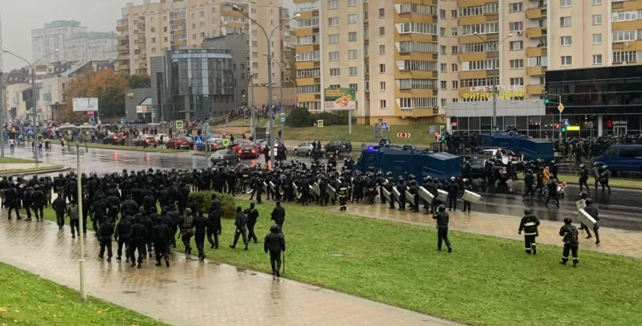 Сілавікі супраць мірных дэманстрантаў на акцыі пратэсту ў кастрычніку 2020&nbsp;года ў Мінску / Еўрарадыё