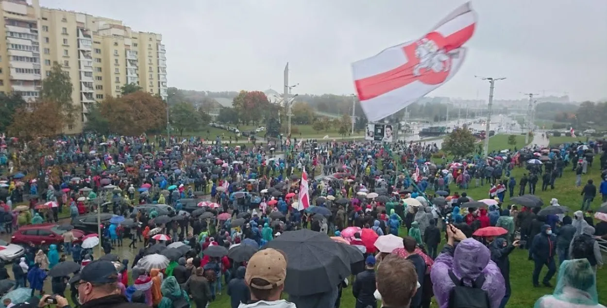 Бело-красно-белый флаг над протестующими в Минске / Из архива Еврорадио​