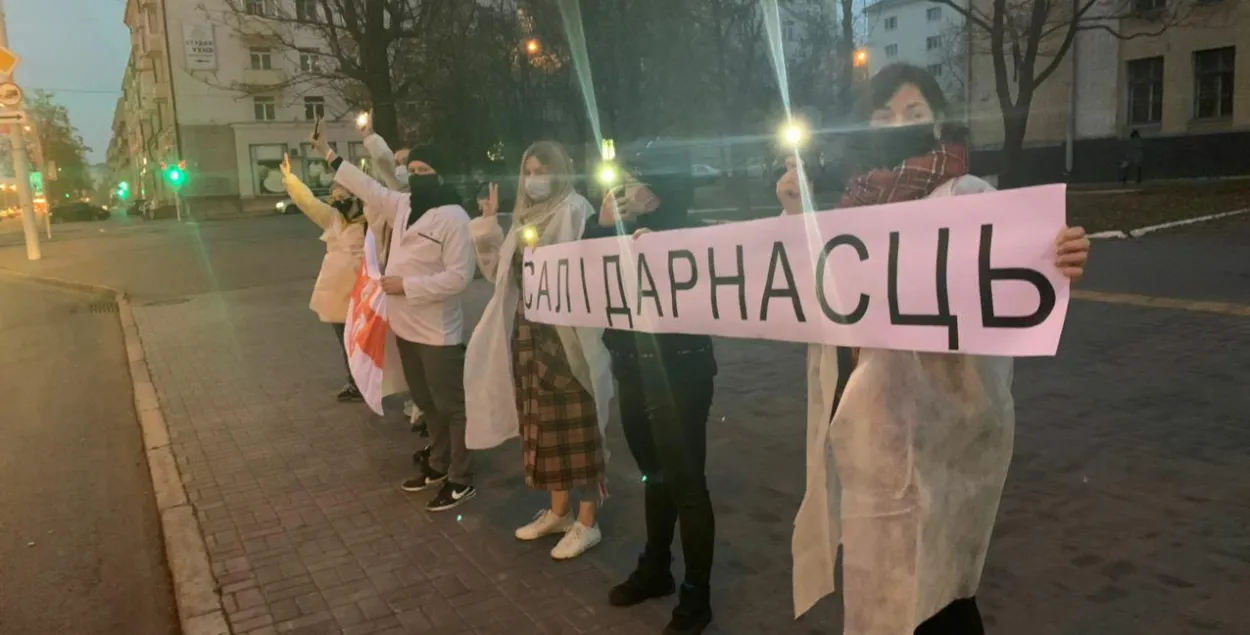 "В поддержку всех бастующих и репрессированных": медики 6 ГКБ вышли на улицу
