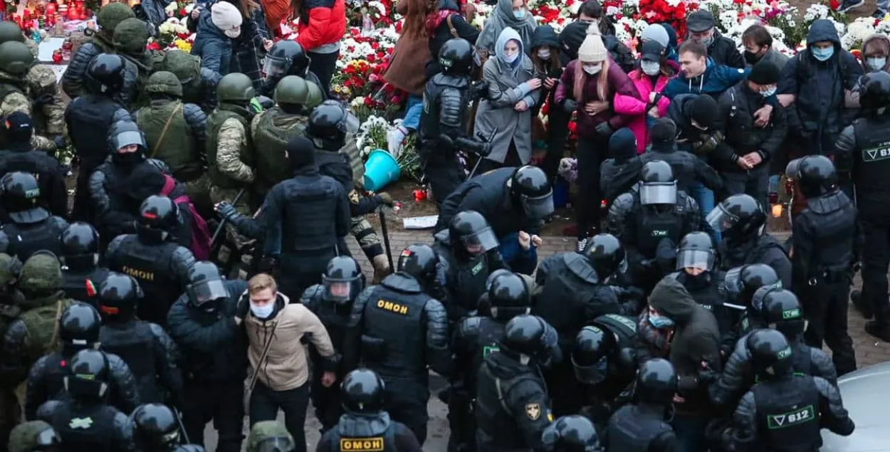 Сілавікі і мірныя пратэстоўцы на &quot;Плошчы Перамен&quot; у Мінску 15 лістапада 2020 года / Еўрарадыё