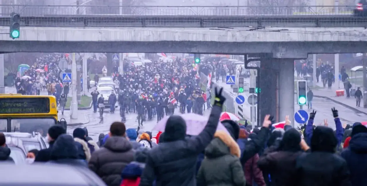 Дзве калоны пратэстоўцаў&nbsp;вітаюць адна адну на Маршы суседзяў у Мінску 29 лістапада 2020 года /&nbsp;@natbelographic