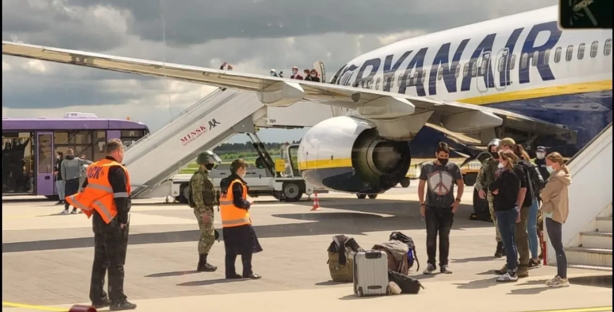 Протон и ледяная война: 7 нестыковок в версии Лукашенко о посадке борта Ryanair