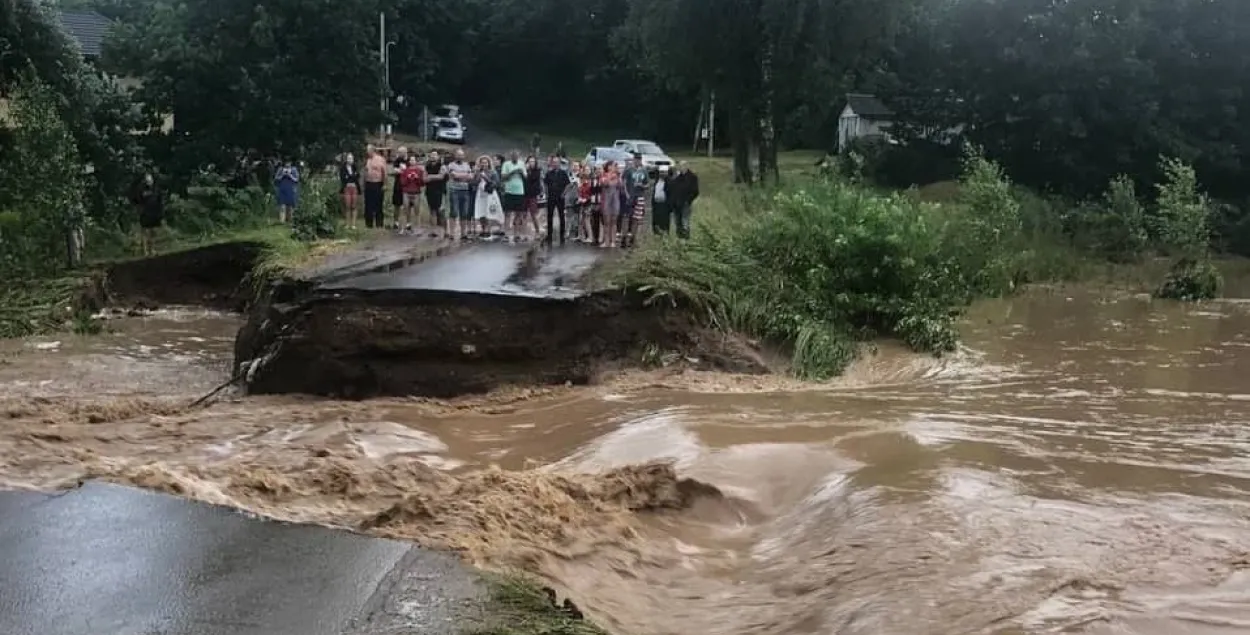 Пад Мінскам рака выйшла з берагоў і змыла мост