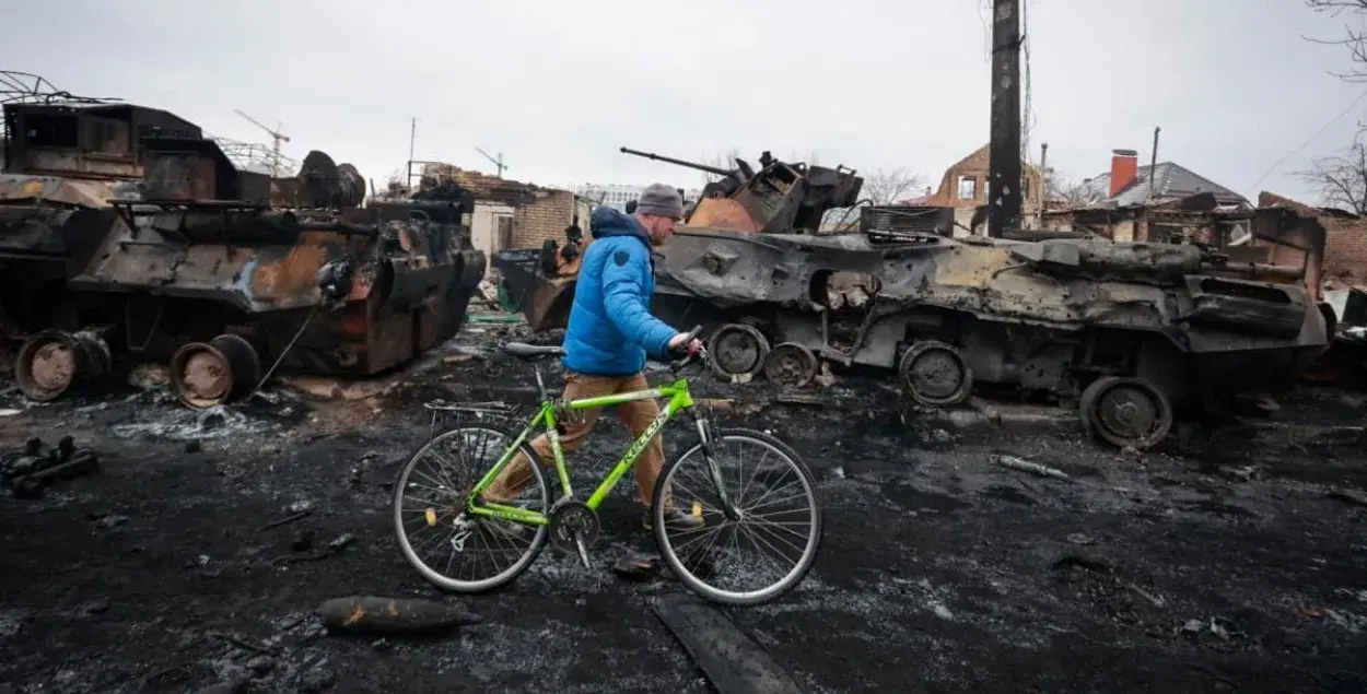 Жыхар горада Буча пад Кіевам ідзе міма спаленай расійскай тэхнікі. 6 сакавіка 2022 года / &quot;Настоящее время&quot;