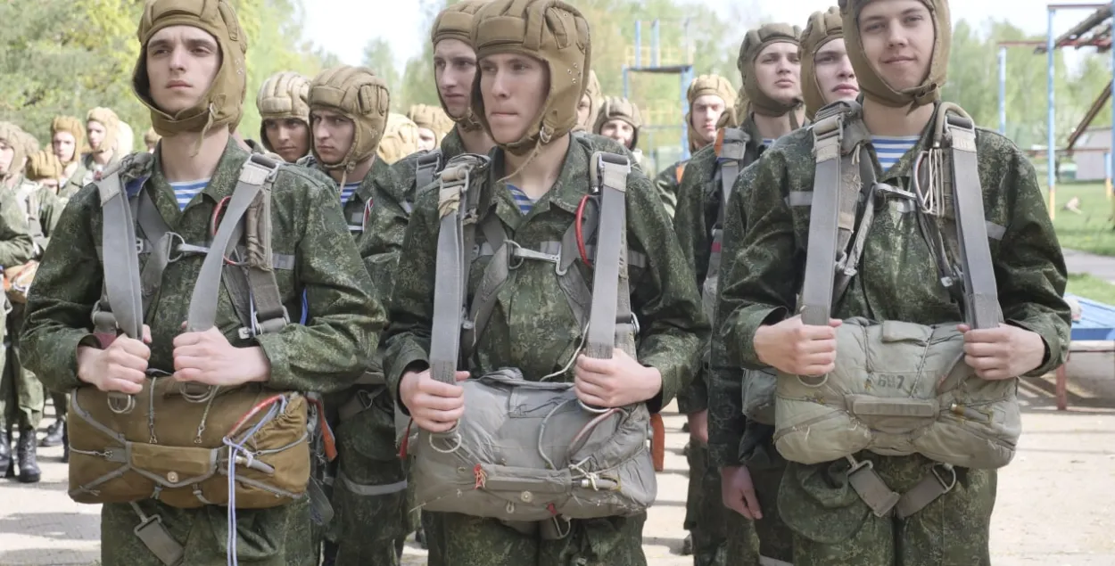 Recruits of the Belarusian Armed Forces prepare for their first parachute jump / photo by the Belarusian Ministry of Defense