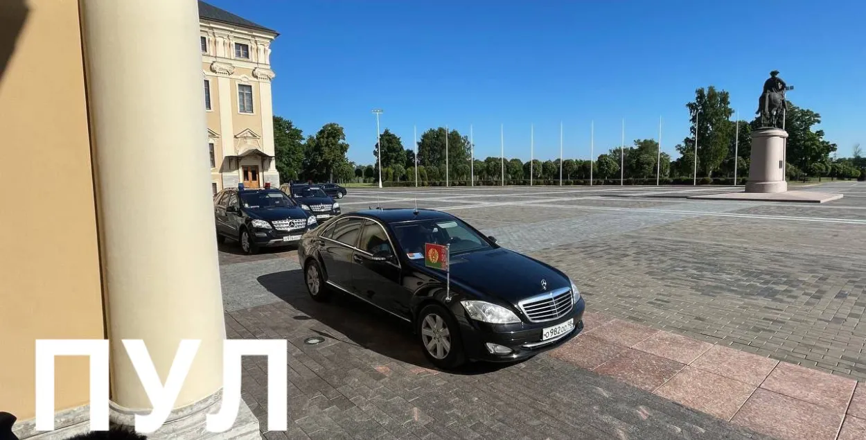 &quot;Мерсэдэс&quot; Лукашэнкі&nbsp;пад&#39;ехаў да Міхайлаўскага палаца ў Санкт-Пецярбургу