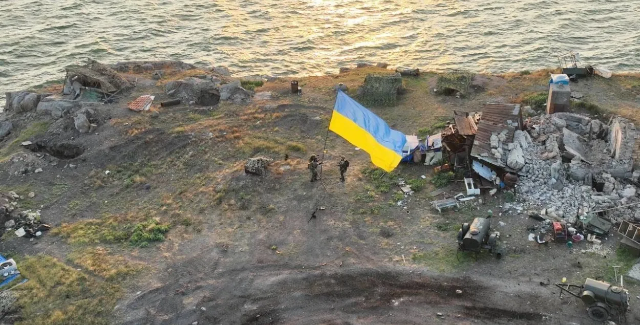 Фота дня: над востравам Змяіны развяваецца ўкраінскі сцяг — ужо дакладна