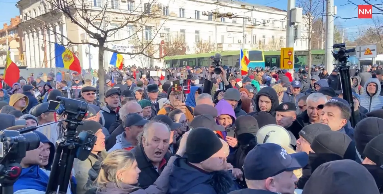 Паліцыя стрымлівае пратэстоўцаў, якія спрабуюць прарвацца да будынка ўрада Малдовы /&nbsp;NewsMaker

&nbsp;
