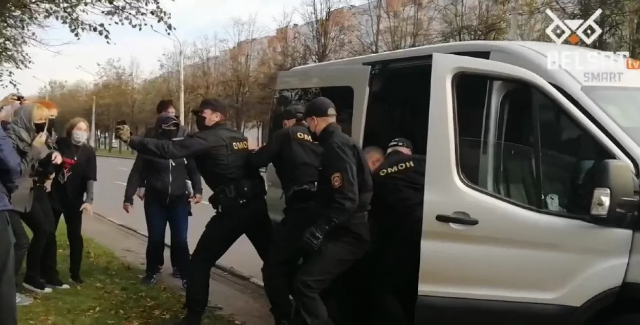 Кадр с видео "Белсата", где силовики распыляют газ в лица протестующих.