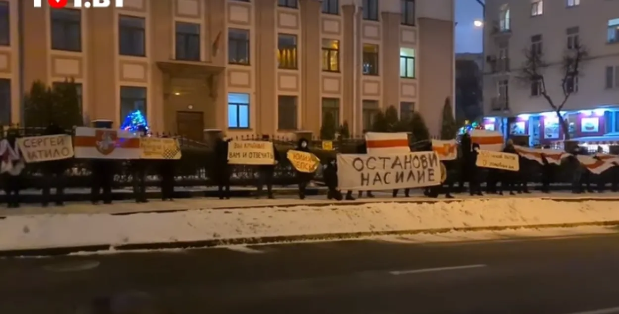 Цепь солидарности перед зданием прокуратуры / Скриншот с видео​