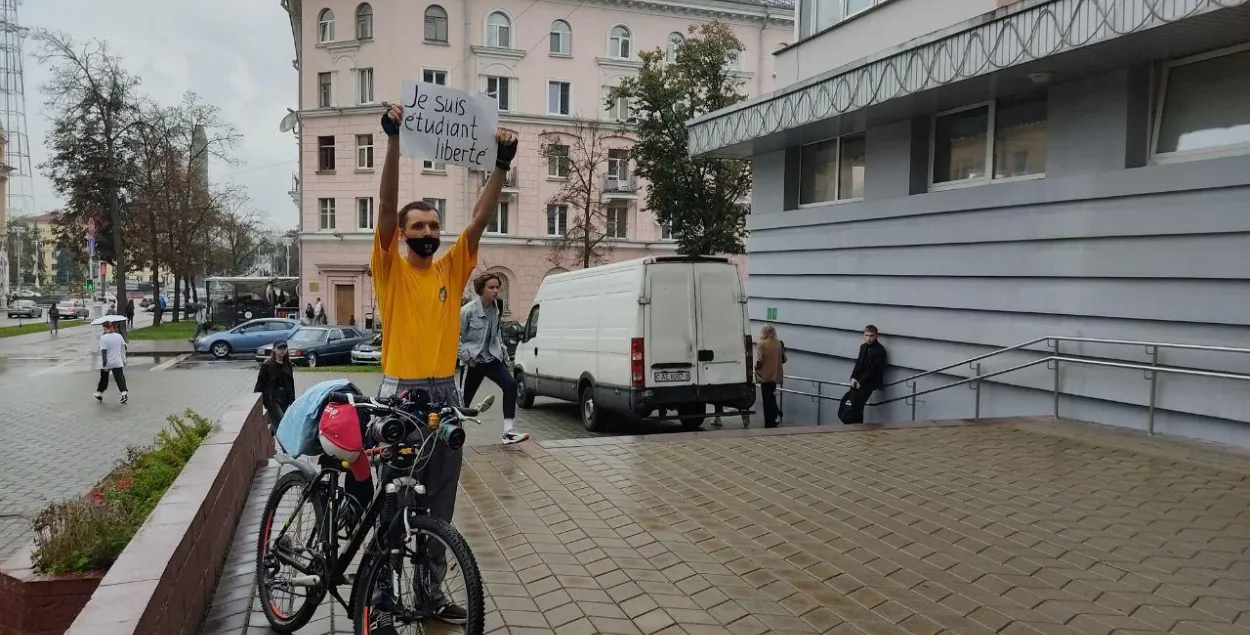 “Я не Пученя”: около МГЛУ прошёл одиночный пикет в поддержку студентов