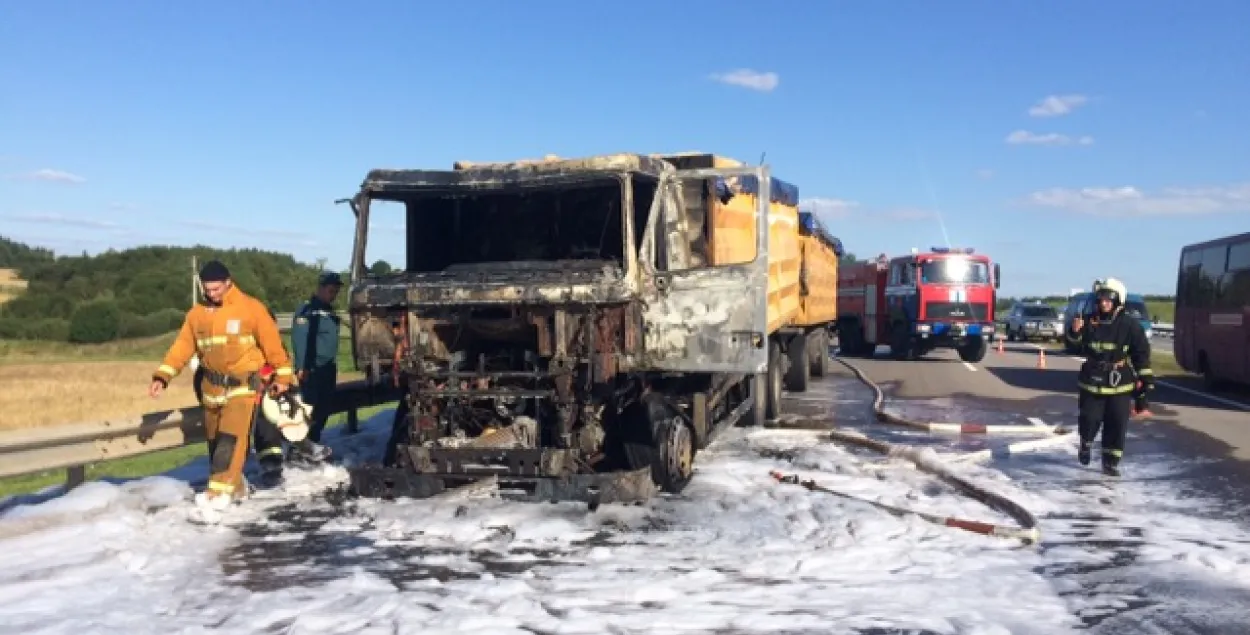 На трасе пад Мінскам загарэўся грузавік з пілавіннем