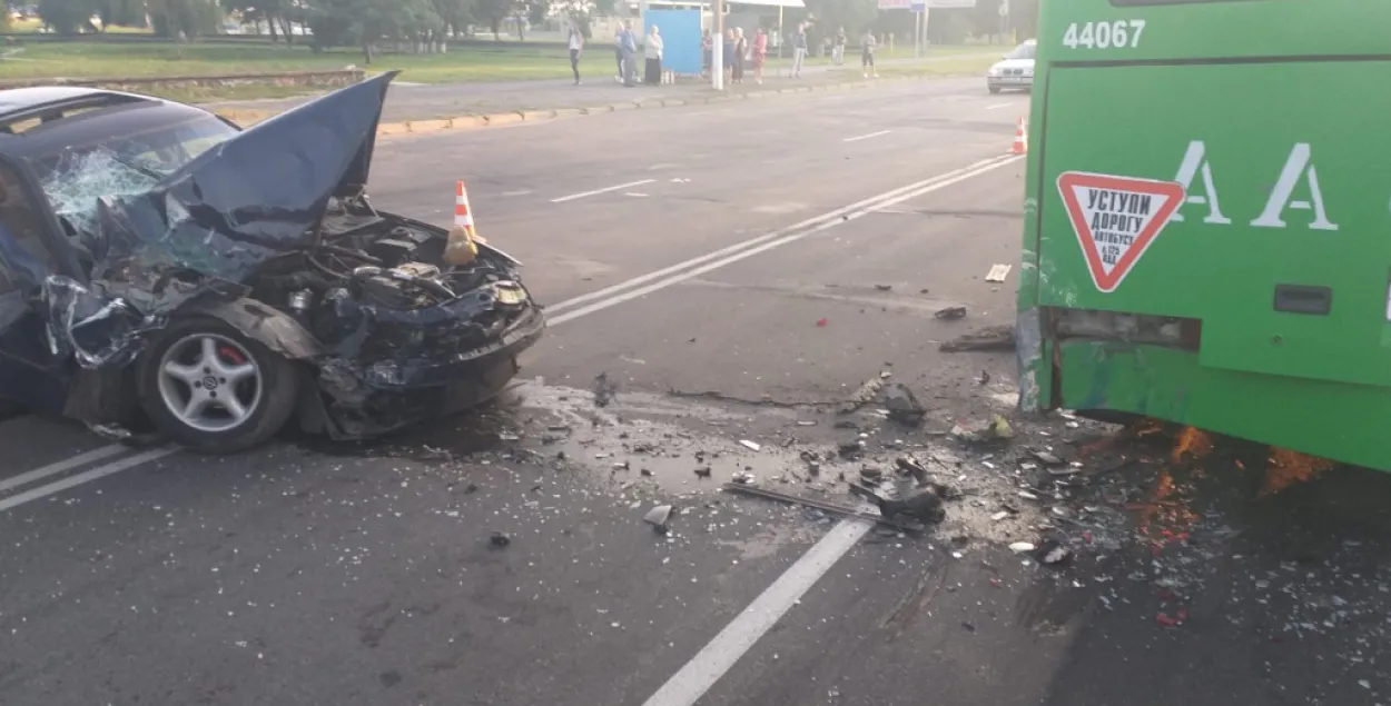 П'яны пінчук на легкавушцы ўрэзаўся ў аўтобус на прыпынку (фота)