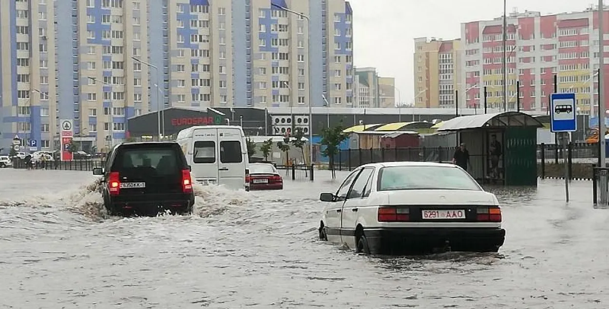 Моцная залева ў Пінску: людзі плавалі па вуліцах у лодцы (відэа)