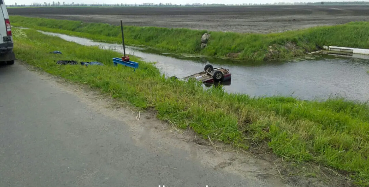 Пад Пінскам выратавалі кіроўцу "Опеля", які тануў у меліярацыйным канале (фота)