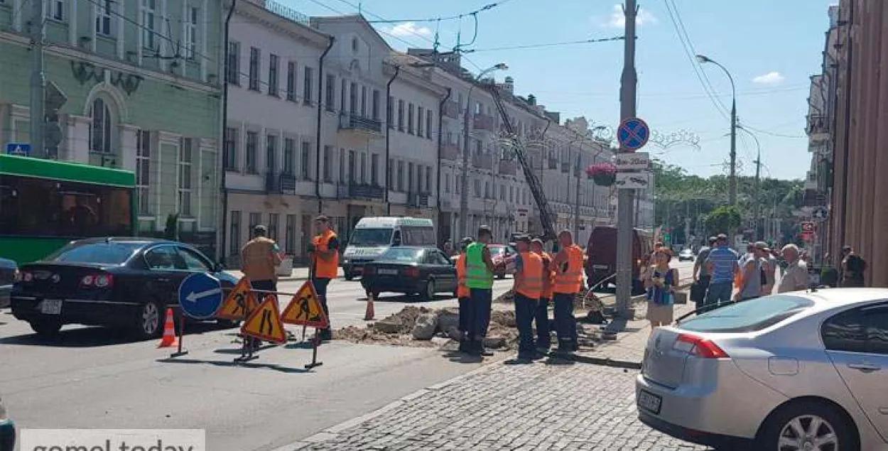 У Гомелі разбіраюць плітку, пакладзеную да прыезду Лукашэнкі