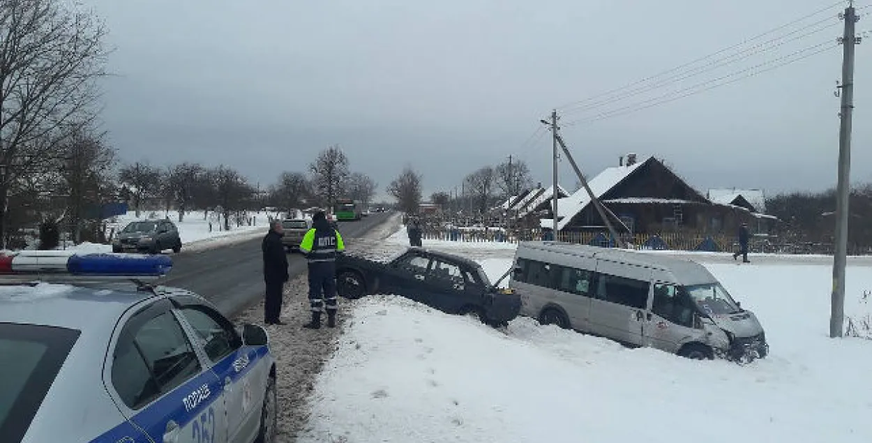 Полацкая маршрутка пры абгоне ўрэзалася ў два аўто