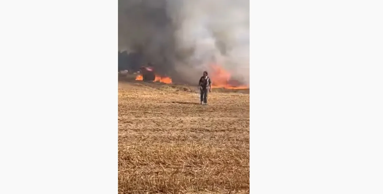 Пад Мінскам быў моцны пажар, гарэла поле, сітуацыю выратавалі трактарысты