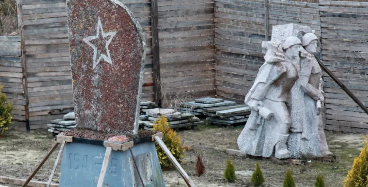 Дэмантаваныя ў Польшчы помнікі савецкім салдатам знойдуць прытулак пад Брэстам